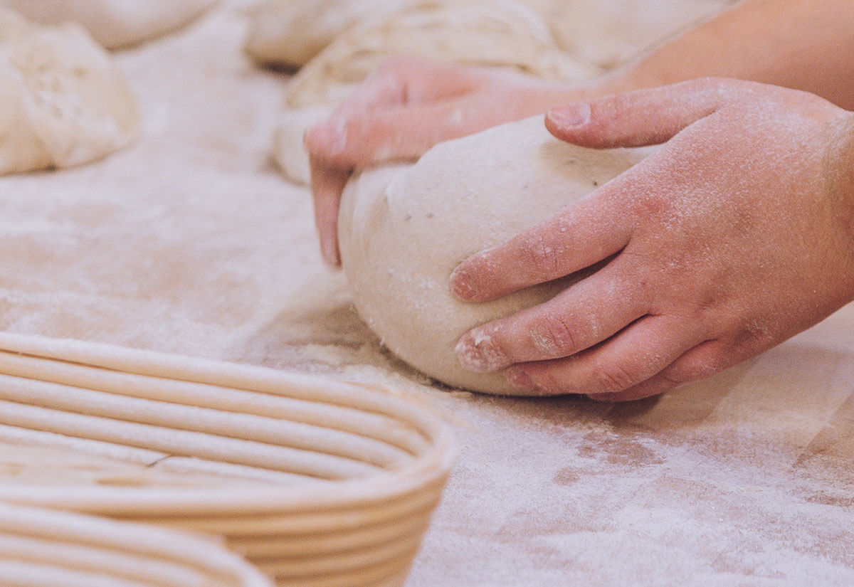 ruční výroba chleba z těsta