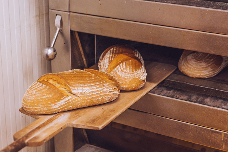 Chléb na lopatě před pecí